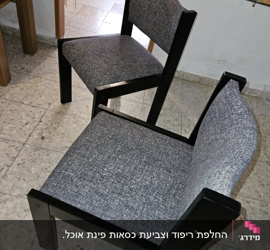 החלפת ריפוד וצביעת כסאות פינת אוכל.